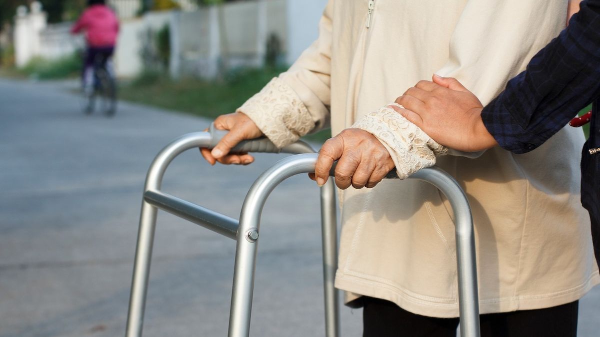Žena v Písku přepadla seniory na vozíku a s chodítkem